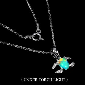 Eine zarte Silber-Opal-Halskette mit feureopal und  Zirkonia