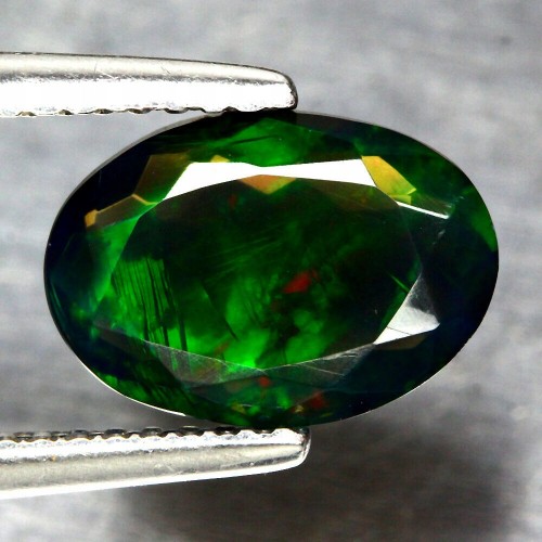 Opalschwarzer Naturstein 1,56 ct AAA