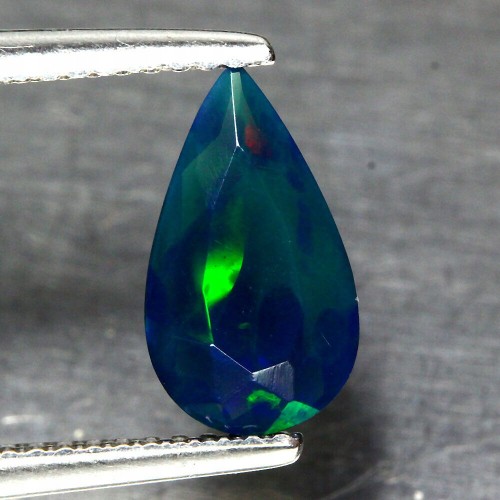Opalschwarzer Naturstein 0,81 ct