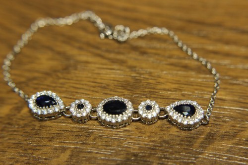 Wunderschönes Armband mit natürlichen Saphiren und Zirkonias