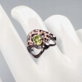 Künstlerischer Ring Naturperidot Größe 10,5