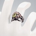 Künstlerischer Ring Naturperidot Größe 10,5