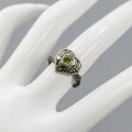 Künstlerischer Herz Ring Naturperidot Größe 13