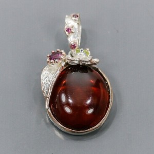 Künstlerischer Anhänger aus natürlichem Bernstein-Granat