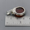 Künstlerischer Anhänger aus natürlichem Bernstein-Granat