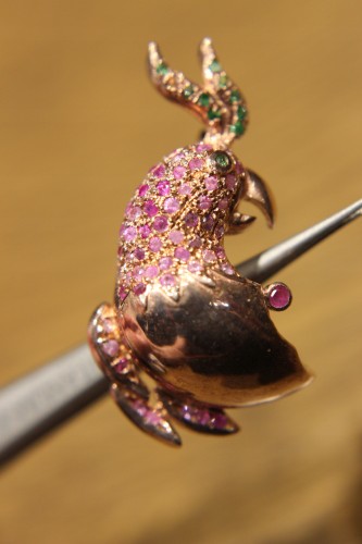 Papageienvogel Saphire Tsavoryty Brosche