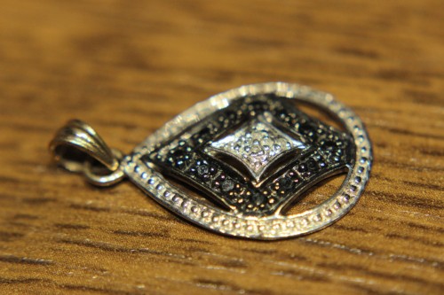 Zarter Anhänger aus Gold 0,375 mit natürlichen Diamanten