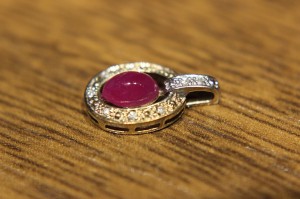 Zarter Gold Rubin Anhänger mit natürlichen Diamanten