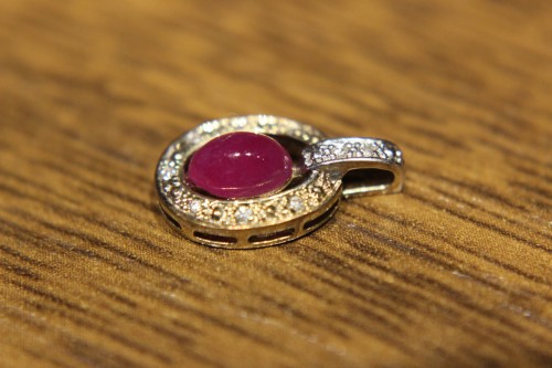 Zarter Gold Rubin Anhänger mit natürlichen Diamanten