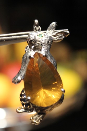 Künstlerischer Silberanhänger Citrin Saphire Hase