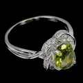 Silberner zarter Ring Größe 17 natürlicher Peridot