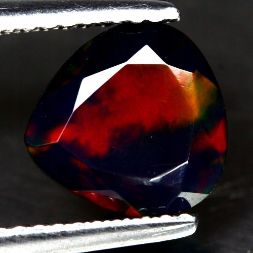 Opalschwarzer Naturstein 1,52 ct AAA