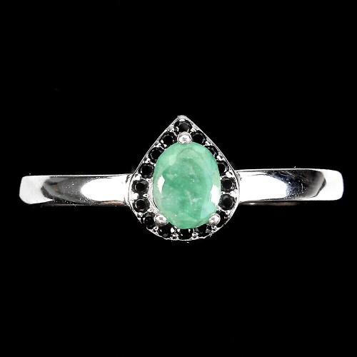 Zarter Ring aus natürlichen Smaragd Spinellen Größe 16