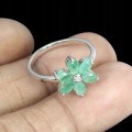 Silberner zarter Ring mit Smaragden Blume Größe 14