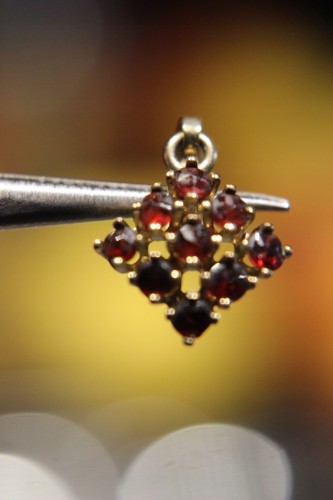 Anhänger aus 9-karätigem Gold mit natürlichen Granaten