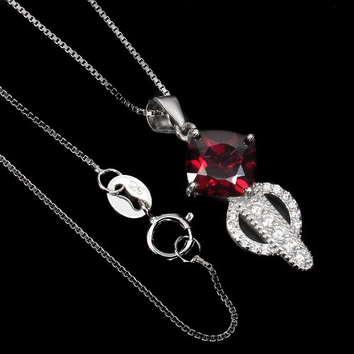 Wunderschöne Halskette mit zarten natürlichen Granat Zirkonia