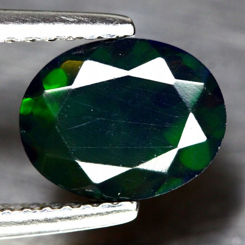 Opalschwarzer Naturstein 0,85 ct AAA IF