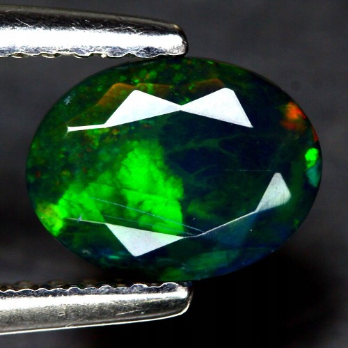 Opalschwarzer Naturstein 0,65 ct IF AAA