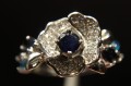 Zarter Ring blaue Saphire Größe 19 Blume