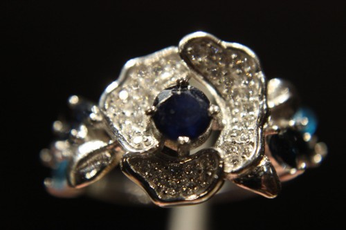 Zarter Ring blaue Saphire Größe 19 Blume