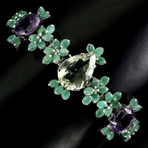 Ein silbernes Armband mit natürlichen Amethysten und Smaragden