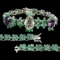 Ein silbernes Armband mit natürlichen Amethysten und Smaragden