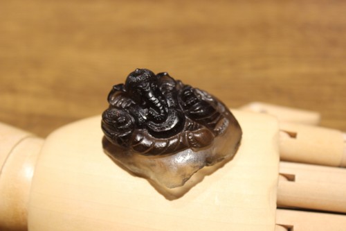 Ganeshi Steinfigur aus Rauchquarz geschnitzt