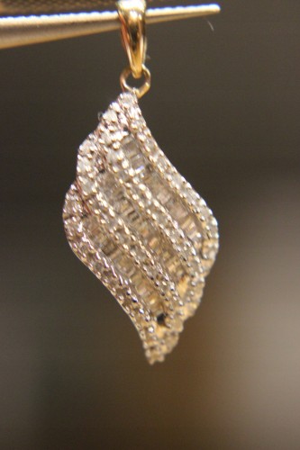 Anhänger aus 9 Karat Gold mit Diamanten von 0,18 Karat zertifiziert