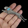 Gepard Brosche aus Silber mit natürlichem Markasit Türkis