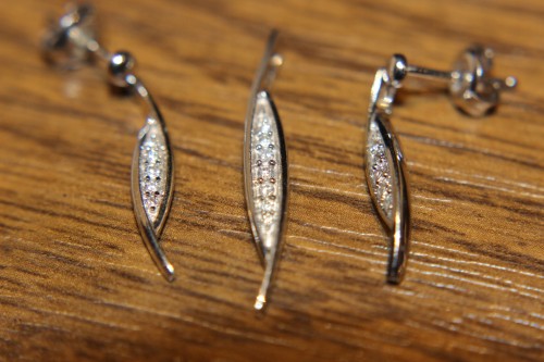 Set aus 375 Gold Ohrringen mit zertifizierten Diamanten