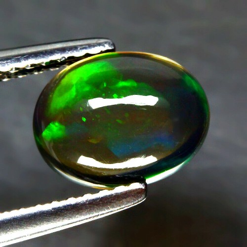Opalschwarzer Naturstein 1,25 ct AAA